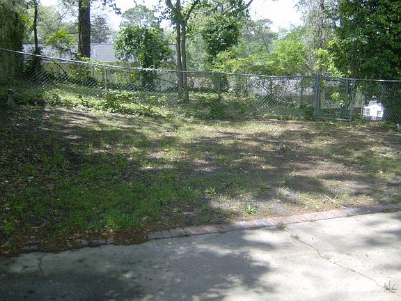 3rd image of 913 Rosewood Dr
