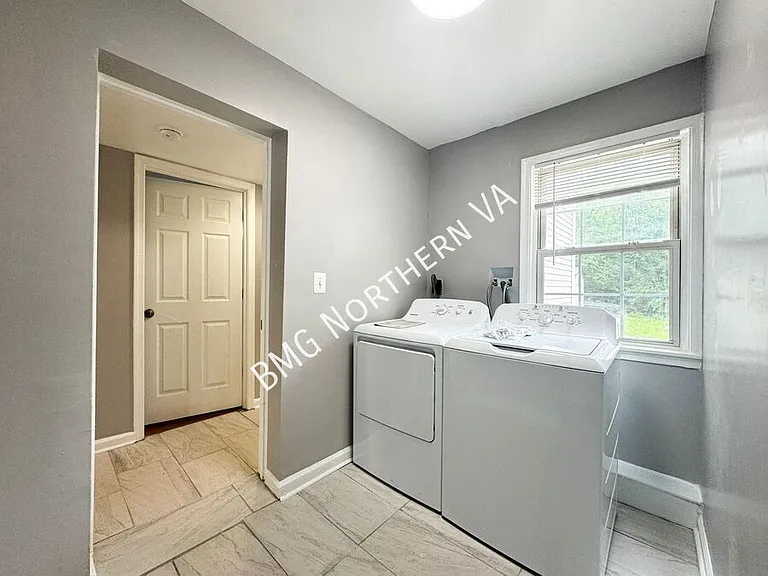 158 Baker St — Photo 32