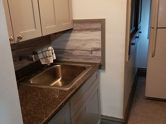 4th image of 320 E Spruce St #3