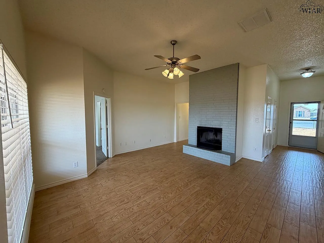 3 bed, 2.0 bath, 1370 sqft, $1,900 — Photo 4