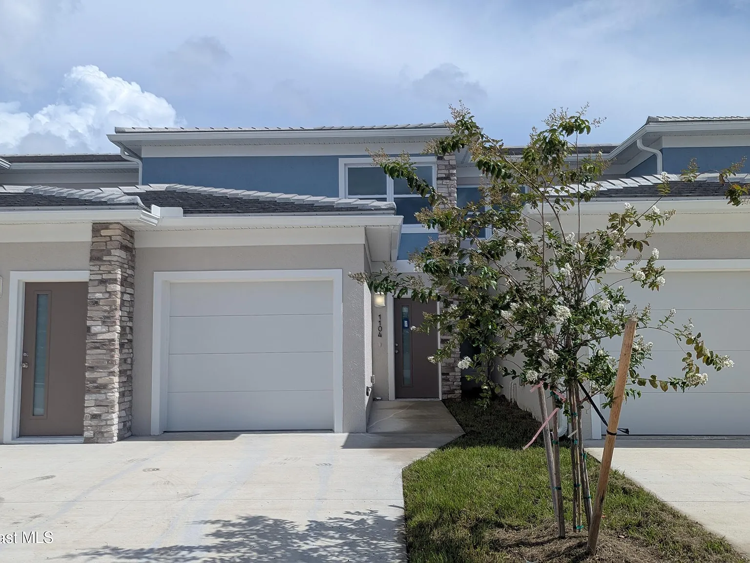 2 bed, 2.0 bath, 1025 sqft, $2,100 — Photo 1