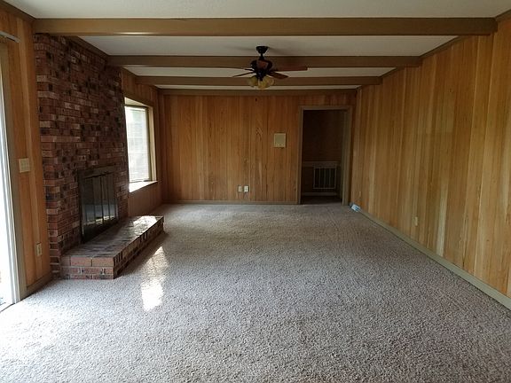 2nd image of 910 Robert E Lee Dr