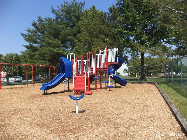 482 Danbury Ln — Photo 11