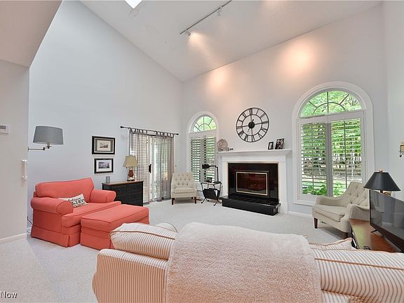 5th image of 225 Westwind Dr Unit 18