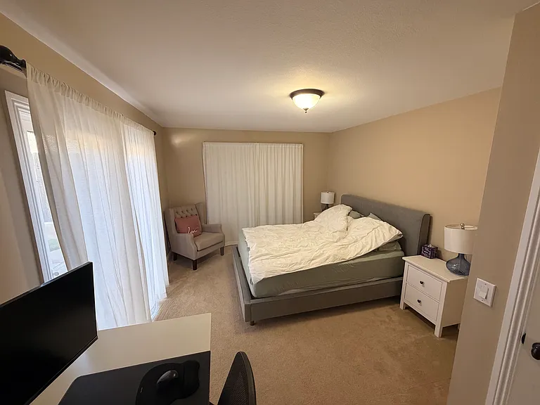 135 S San Mateo Ave — Photo 2
