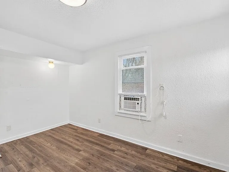 1307 Center St — Photo 2