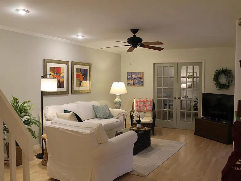 301 SE Castle Ct — Photo 6