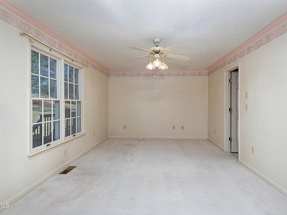 5th image of 831 Barclay Dr
