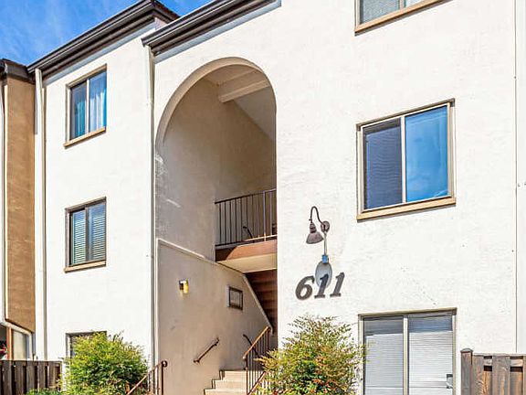 3rd image of 611 Center St APT 104