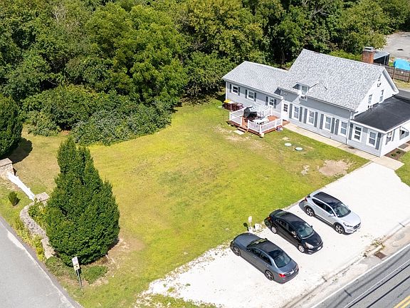 4th image of 595 Main St