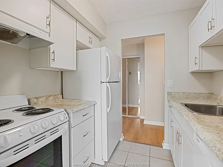 3950 Wyandotte St E #306 — Photo 10