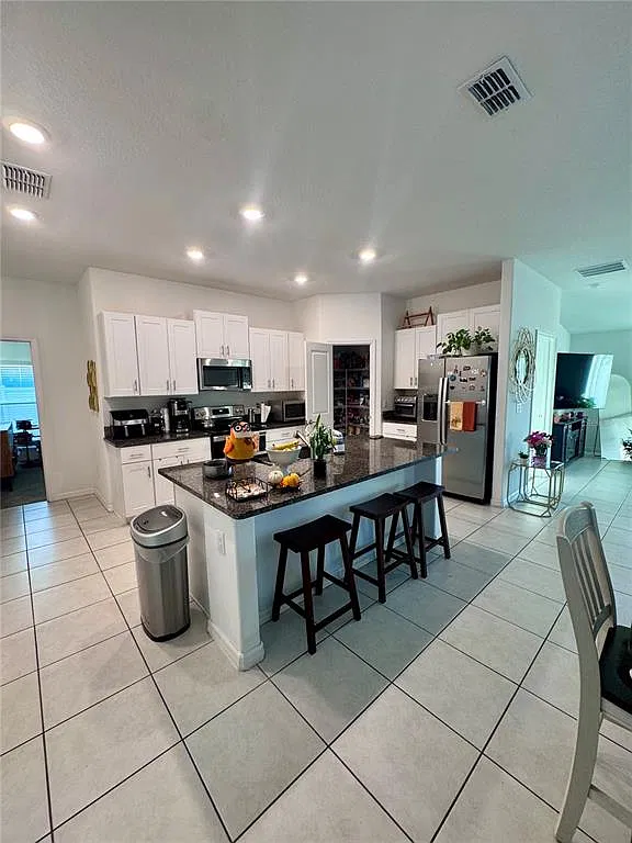 4 bed, 2.0 bath, 1841 sqft, $2,600 — Photo 3