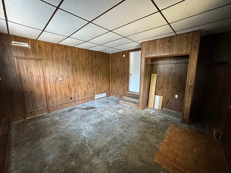 804 E Clark St — Photo 19