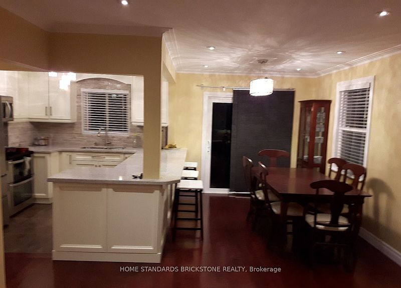 Toronto House for rent - 3 Bedrooms — photo 2