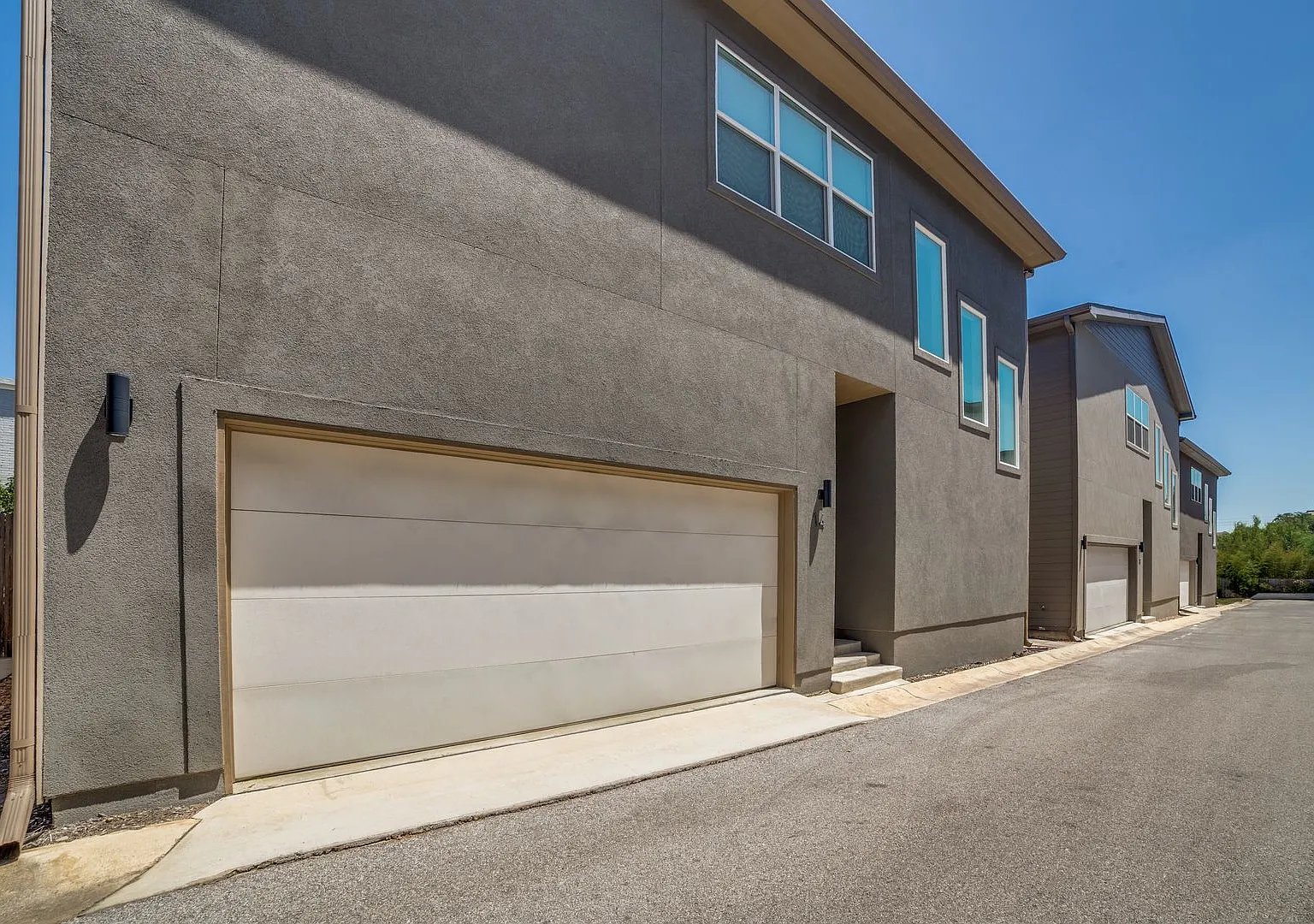 Luxury 3-Bedroom Alamo Heights Townhome — Photo 2