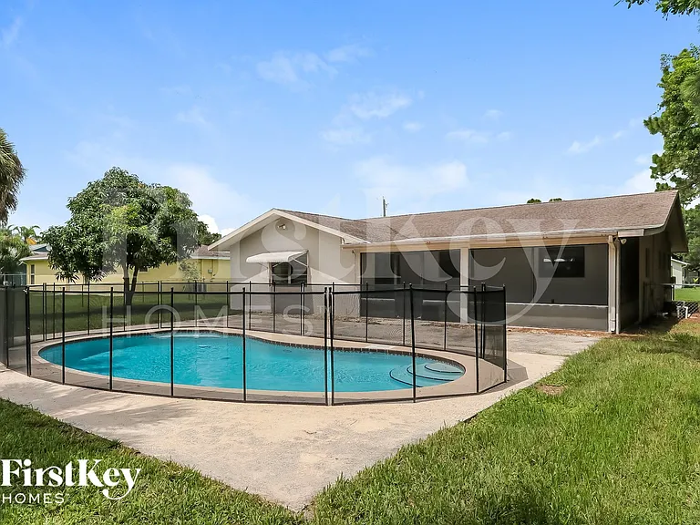 873 SW Curtis St — Photo 15