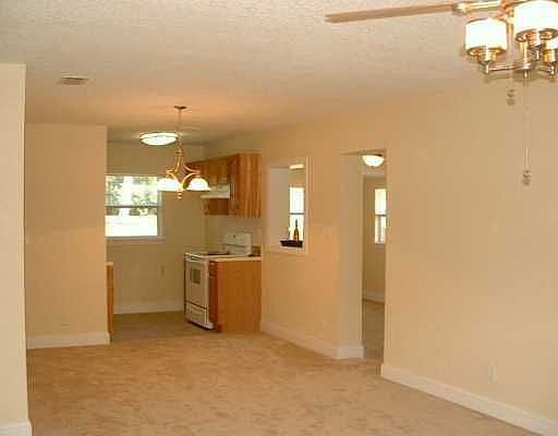 Beautiful Livingroom/Diningroom