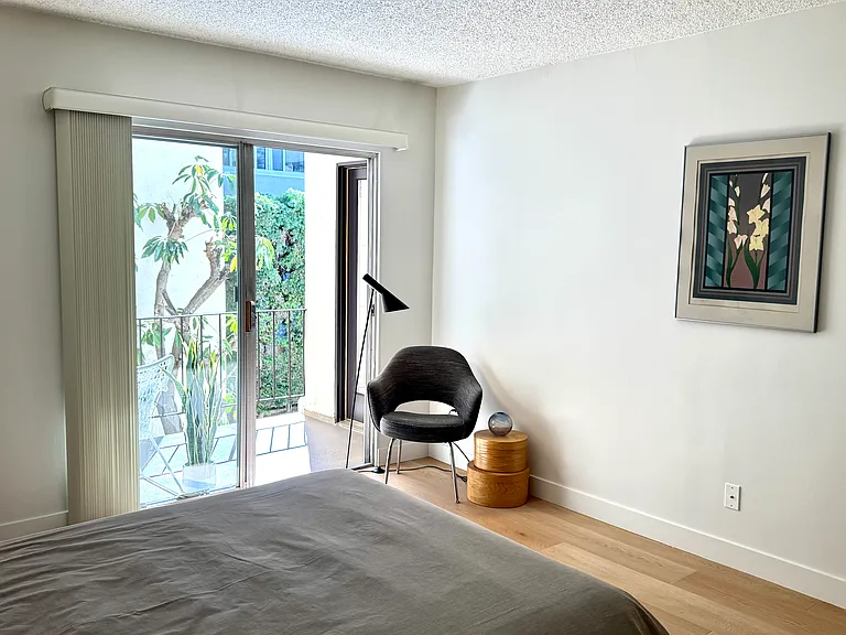 Sherman Oaks Apartments — Photo 18