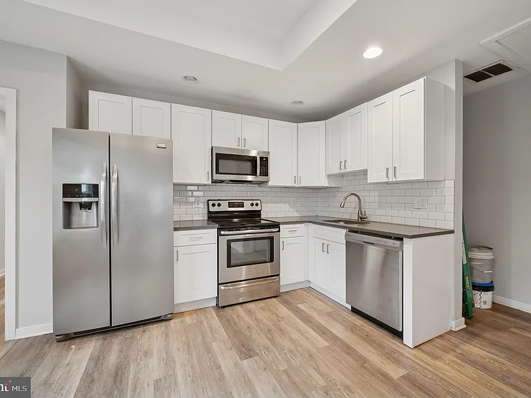 501-03 W Girard Ave #3 — Photo 2