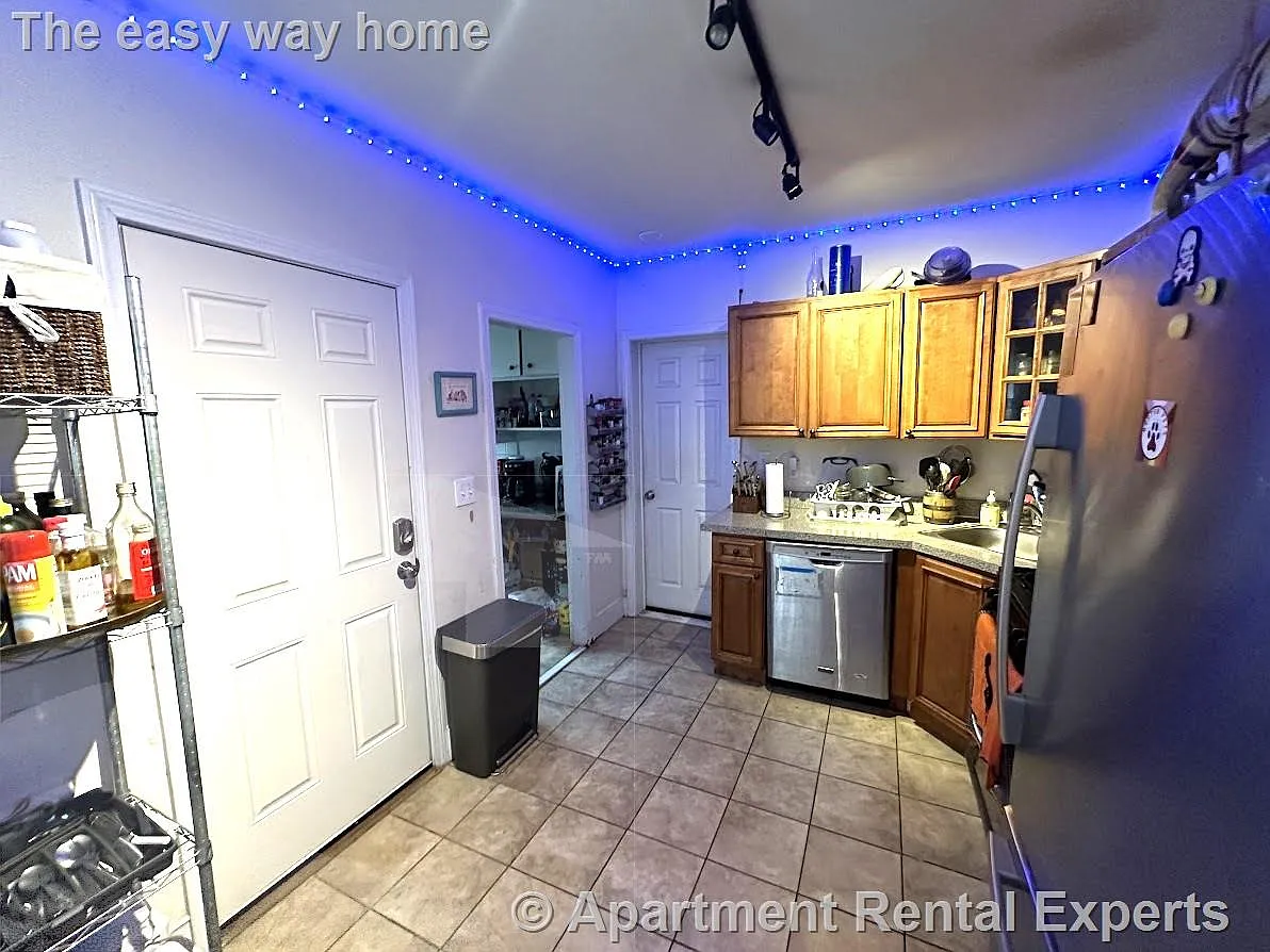 5 bed, 2.5 bath, 1300 sqft, $4,186 — Photo 2