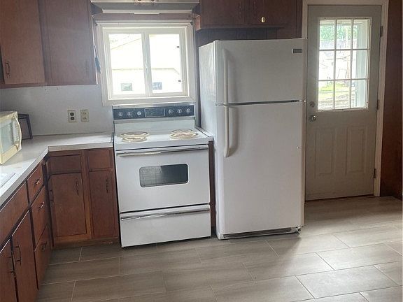 5th image of 216 Broadway St