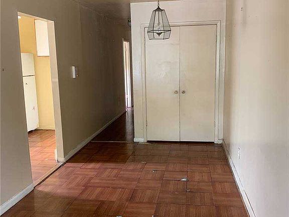 4th image of 901 E 106th St