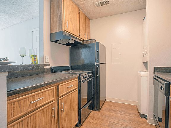 Kitchen Bar and Extensive Counter Space