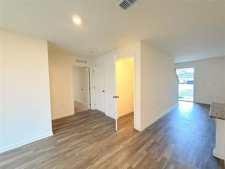733 James Ct — Photo 16