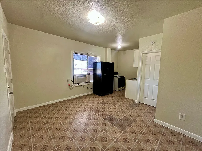 2705 Lorraine St #8 — Photo 2