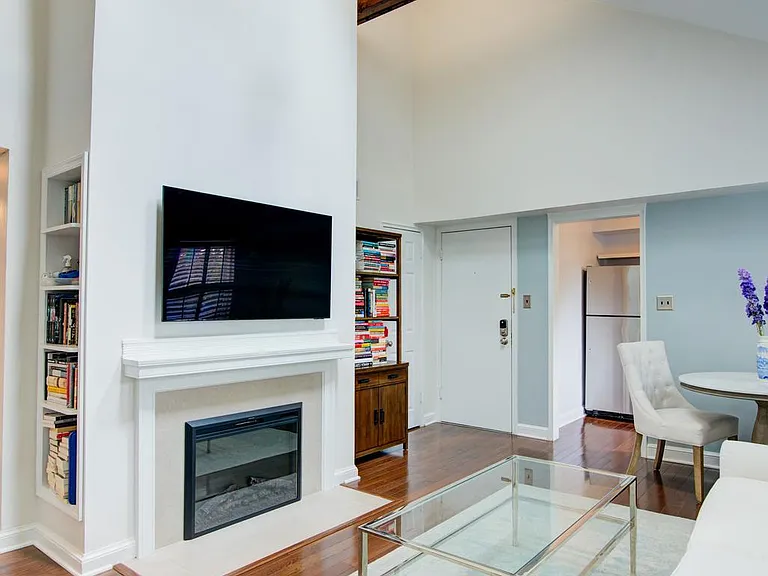 2100 N Scott St #106 — Photo 7