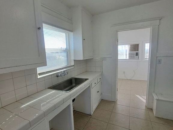 5th image of 2510 E Washington Ave #2516