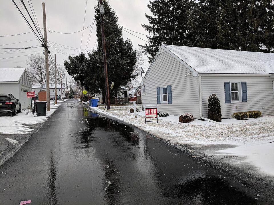 Quiet street behind  coffee shop in Camp Hill