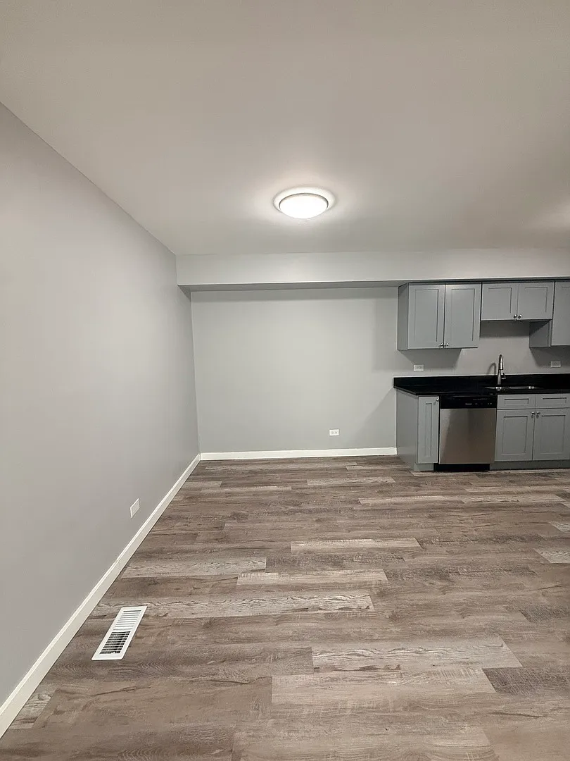 3 bed, 1.5 bath, 1034 sqft, $2,095 — Photo 4