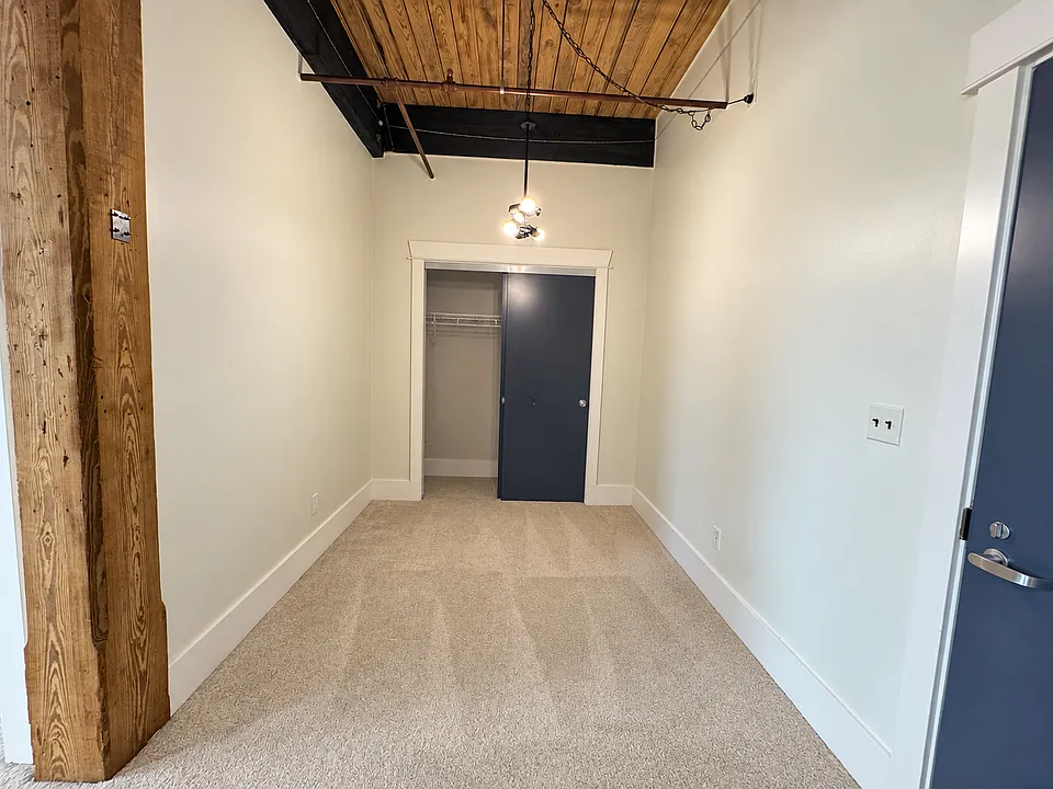 940 Monroe Ave NW #402