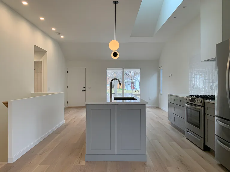 601 E Washington St — Photo 10