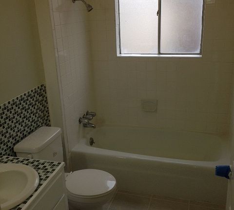 3rd image of 105 E Starling Dr