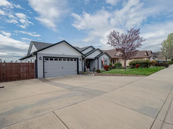 1050 Azure Way, Eagle Pt, OR 97524
