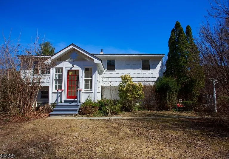 50 Mountain View Ave — Photo 1