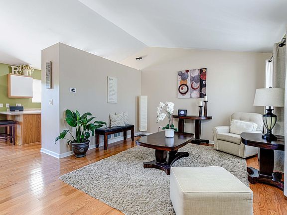 3rd image of 909 Countrywood Dr