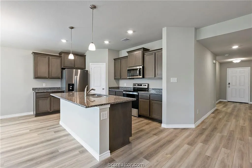 4 bed, 1568 sqft, $2,400 — Photo 4