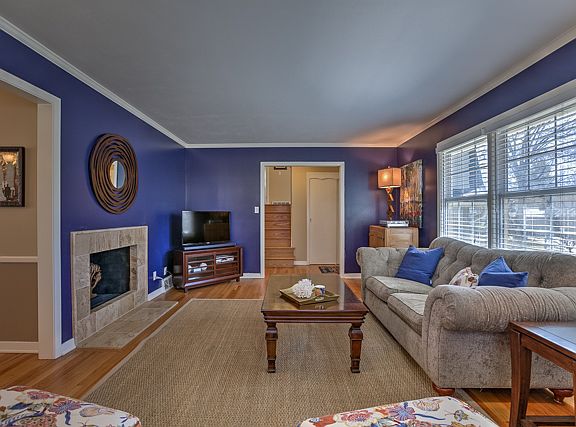 4th image of 8443 Beverly Dr