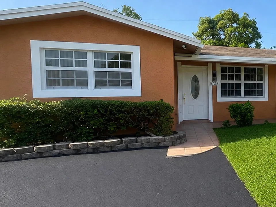 5725 NW 14th Ct