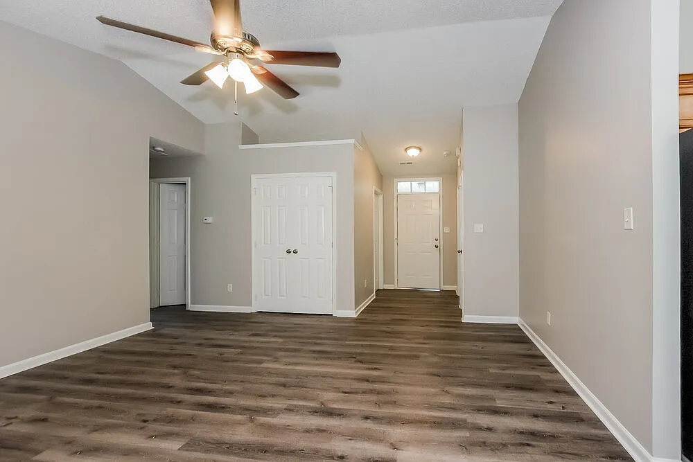 3 bed, 2.0 bath, 1191 sqft, $2,410 — Photo 4