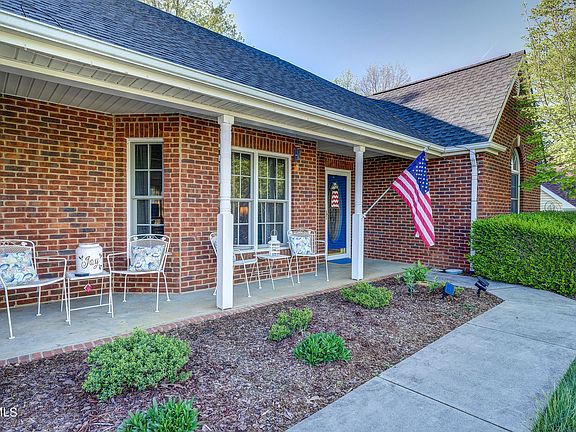3rd image of 622 Glen Oaks Pl