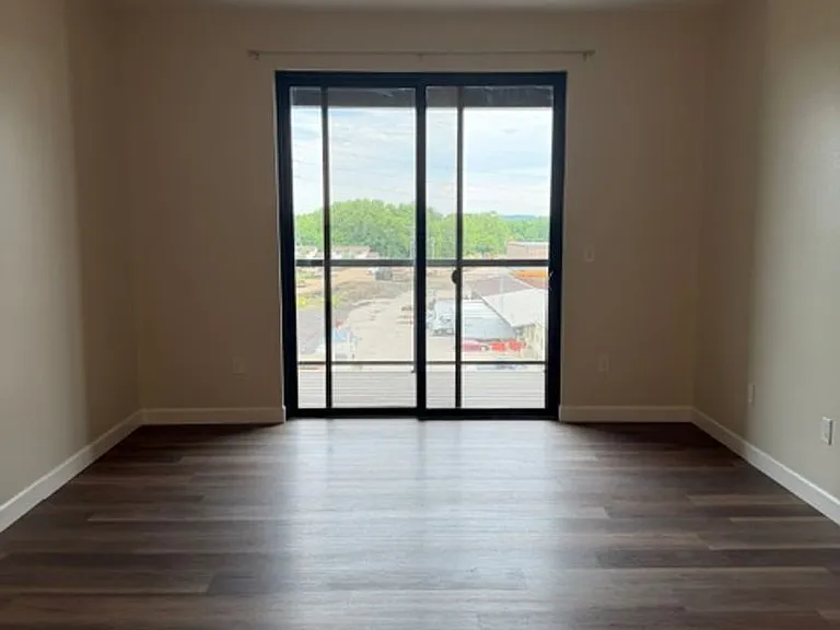 Brand New - War Eagle Apartments in the River Point District — Photo 10