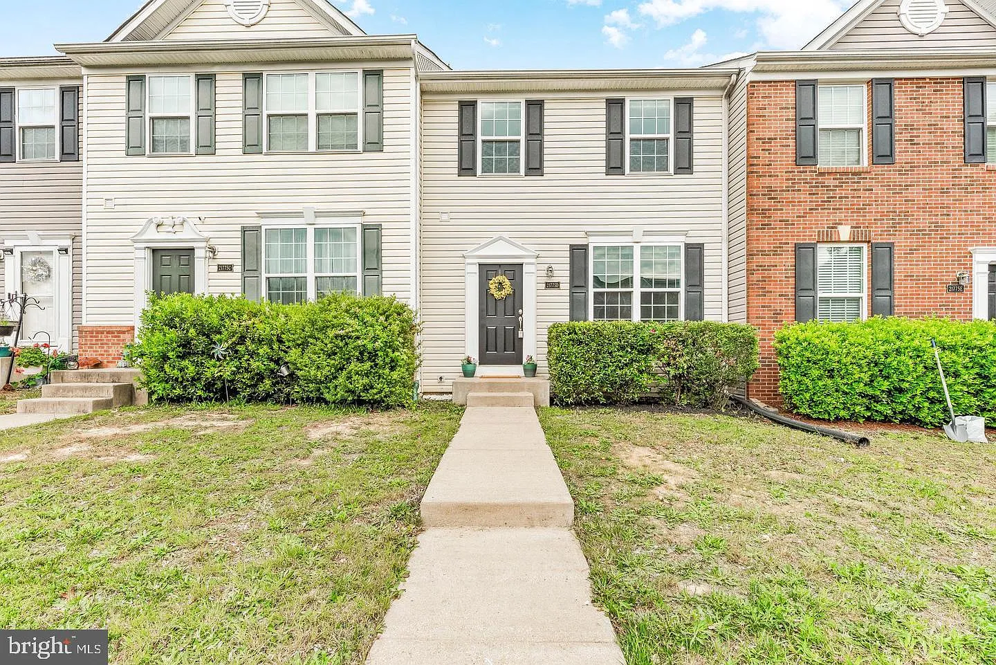 3 bed, 3.5 bath, 2320 sqft, $2,200 — Photo 1
