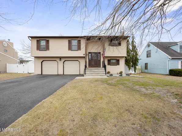 17 Garden Way, Howell, NJ 07731