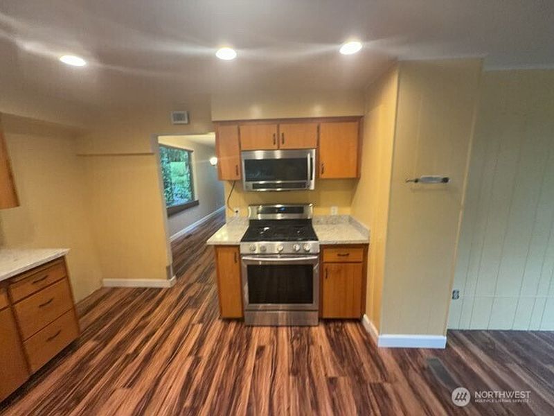 5th image of 1611 Oakes Avenue