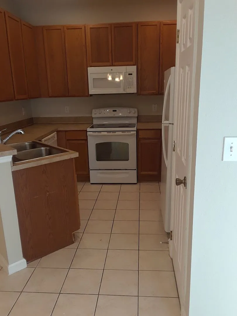 4 Bedrooms 3 Bath Townhome with Water View in Travalgar Village, Kissimmee! — Photo 4