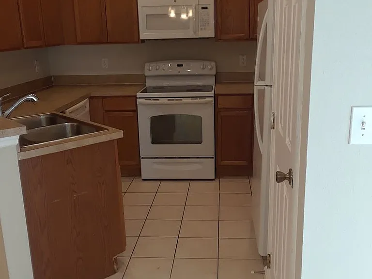 2533 Old Kent Cir — Photo 4